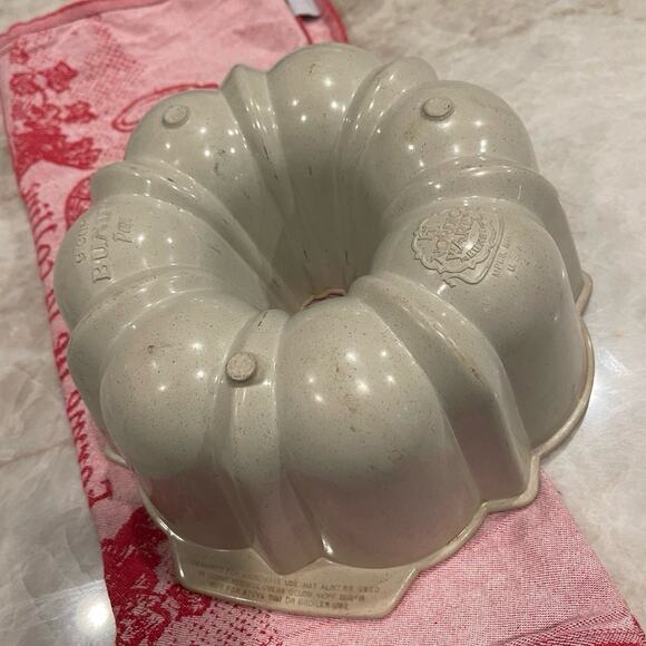 Nordic Ware beige Bundt pan Microwave safe 9 cup - Picture 3 of 9